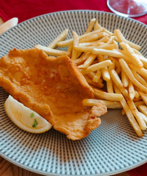 cotoletta alla milanese con patatine fritte - menù per bambini alla Baita PantaRei Livigno
